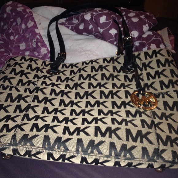 New Michael Kors MK Large Jet Set Tote w/wristlet!