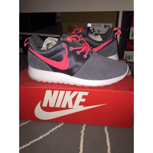 Nike Roshe Runs - Picture 2 of 3