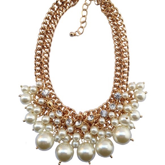 Beautiful pearl and crystal necklace.