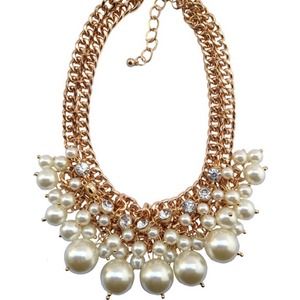 Beautiful pearl and crystal necklace.