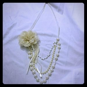 Cream-colored rose pearl necklace