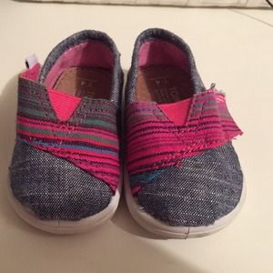 Toms Toddler Size 4.