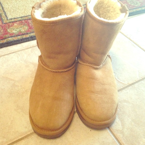 More pics of emu boots - Picture 1 of 4