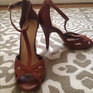 Jessica Simpson camel T-strap sandals