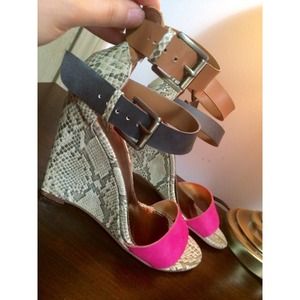 Snake print wedges 💖💖