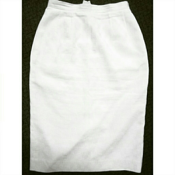 💕SOLD💕Lovely Elegant White Cream skirt