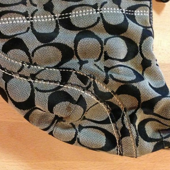 T2 Authentic Coach classic monogram shoulder purse - Picture 2 of 4