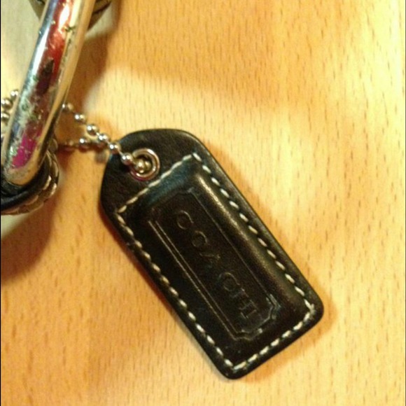 T2 Authentic Coach classic monogram shoulder purse - Picture 3 of 4