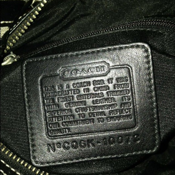 T2 Authentic Coach classic monogram shoulder purse - Picture 4 of 4