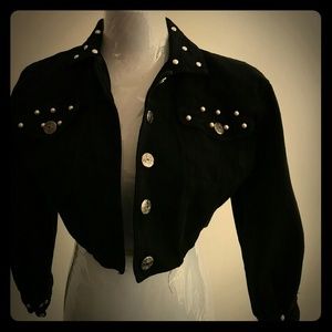 A black short denim jackit