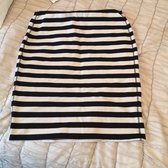 Form fitting skirt