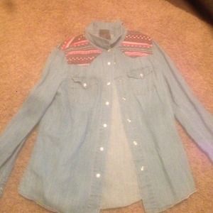 Jean jacket with stitched shoulder patterns