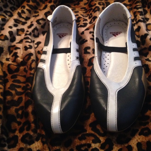 Rare Adidas yoga shoe size 7