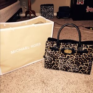 Brand new Michael kors purse. 250 with pay pal!