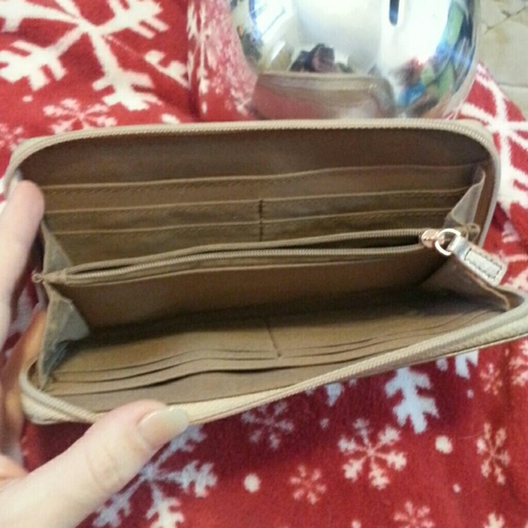 ROSE GOLD FOSSIL WALLET! - Picture 2 of 3