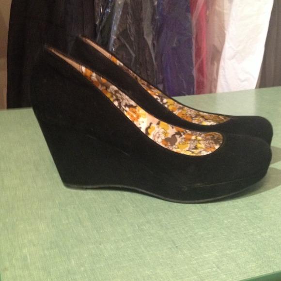 Black wedge