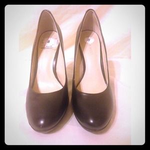 Black solid high heels