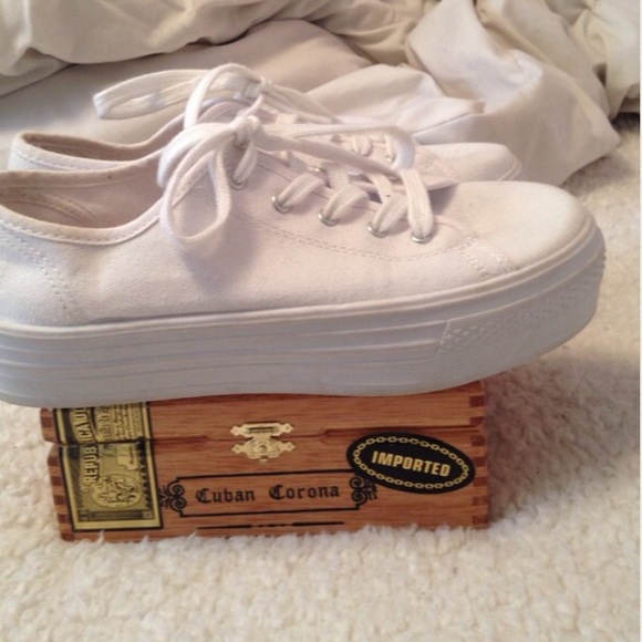RETRO ALL WHITE FLATFORM SHOES