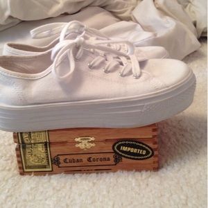 RETRO ALL WHITE FLATFORM SHOES