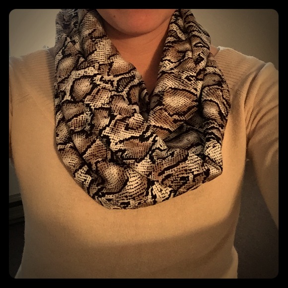 NWOT Beautiful animal print infinity scarf! 😍