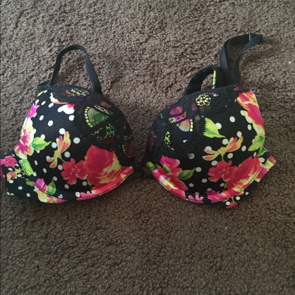 Lightly worn VS bra bra.
