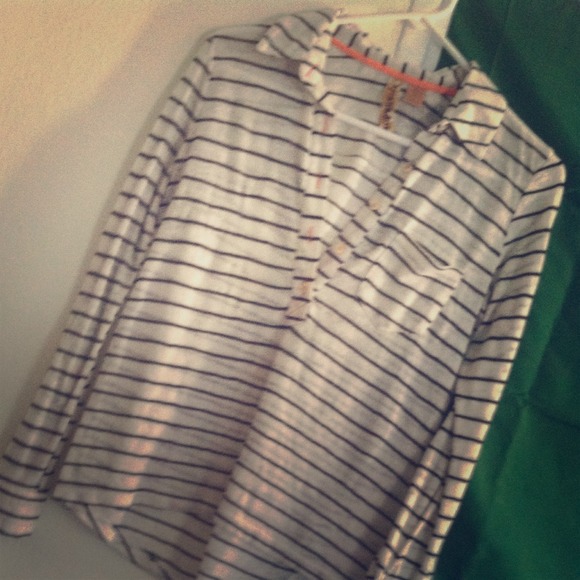 Cute dressy shirt - Picture 1 of 1