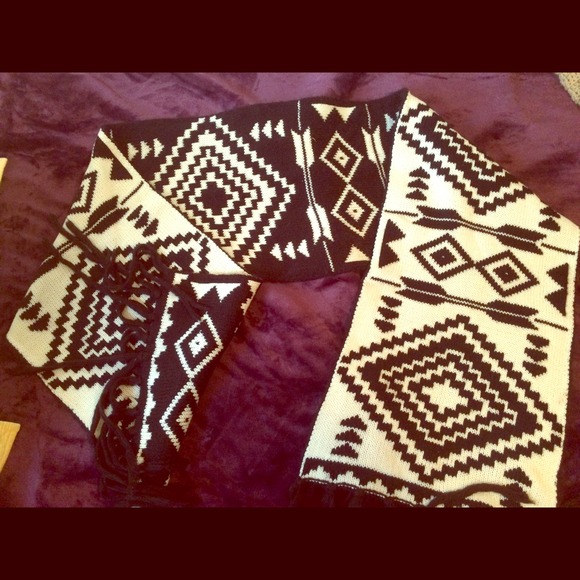 CHUNKY Reversible Black and White Aztec Scarf