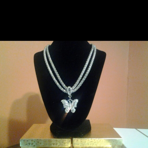 Butterfly crystal necklace with magnetic closure - Picture 1 of 3