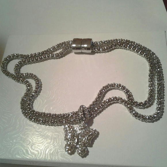 Butterfly crystal necklace with magnetic closure - Picture 2 of 3