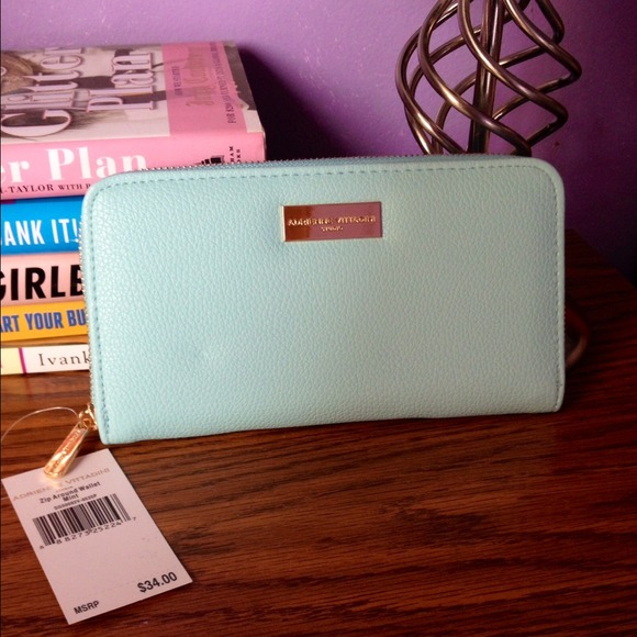 ✨Mint Adrienne Vittadini Zip Wallet!