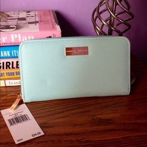 ✨Mint Adrienne Vittadini Zip Wallet!