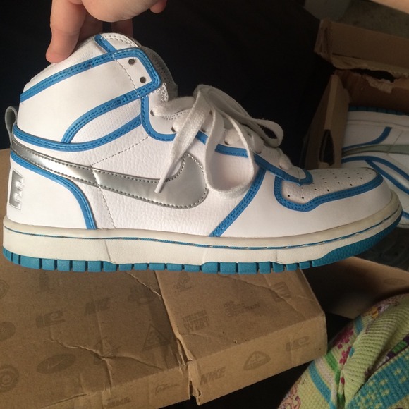 High top NIKES - Picture 2 of 4