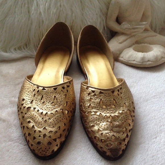 ✨HOST PICK✨Vintage Gold Cutout Flats✨ - Picture 2 of 3