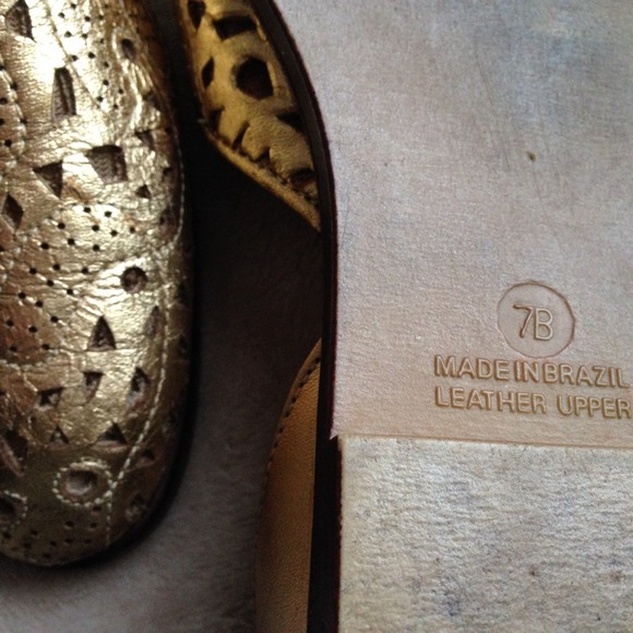 ✨HOST PICK✨Vintage Gold Cutout Flats✨ - Picture 3 of 3