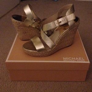 Michael Kohrs pale gold leather Giovanna wedge