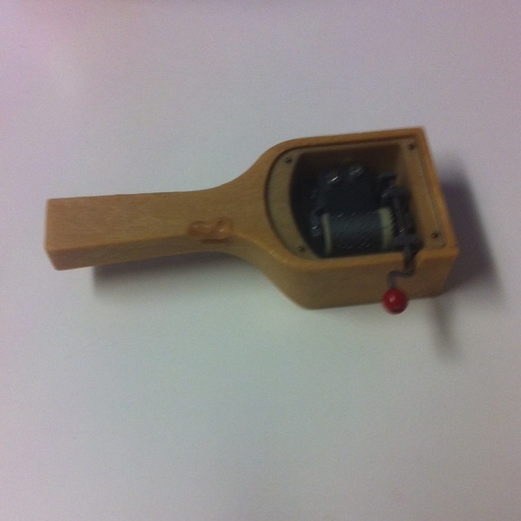 Hand crank music box