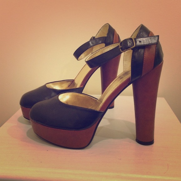 NWOT platform shoe.