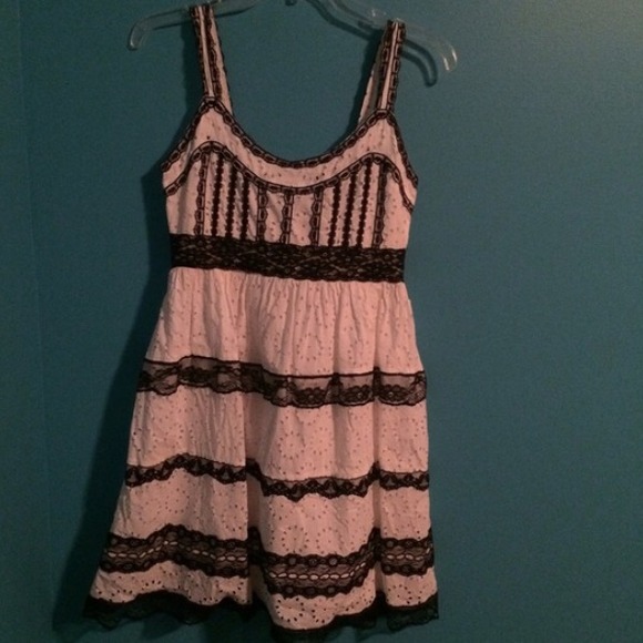 Black and White Lace Dress - Picture 2 of 3
