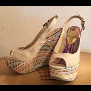 BEAUTIFUL TAN SPRING WEDGES