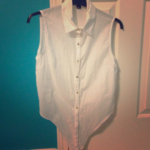 White Collared No Sleeve Shirt.💛