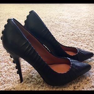 GORGEOUS "JAZZ" LEATHER PUMP by Elizabeth & James