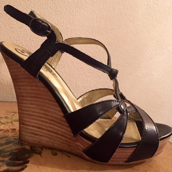 BLACK LEATHER WEDGE SANDALS by Seychelles