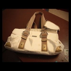 White multiple layer hand bag.