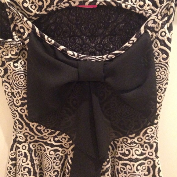 Patterned black and white peplum top - Picture 3 of 4