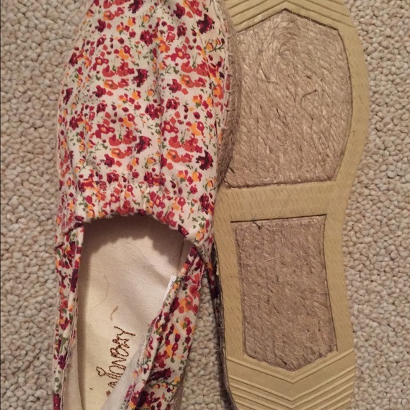 Floral flats - Picture 2 of 2
