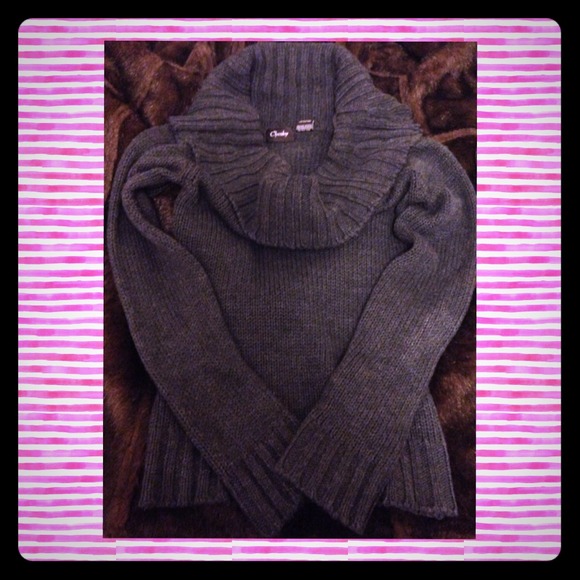 Gray long sleeve sweater.