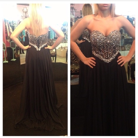 Dress is not Sherri Hill, just needed to list it.