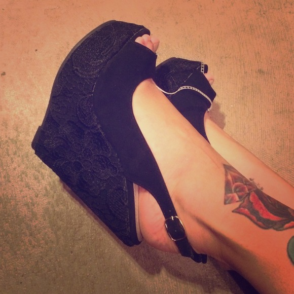 Sexy black wedges with lace !!