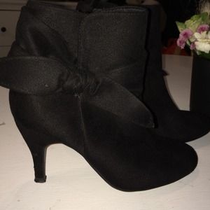 Black booties with a bow on the side size 8