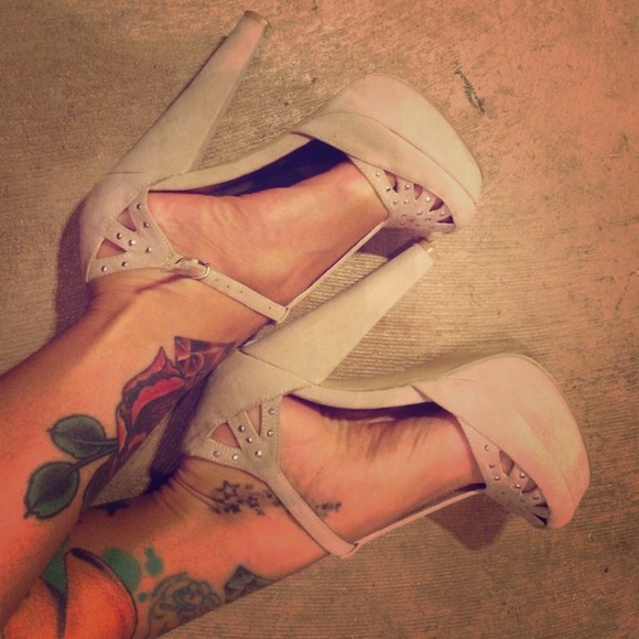 Bombshell nude heels! 💋